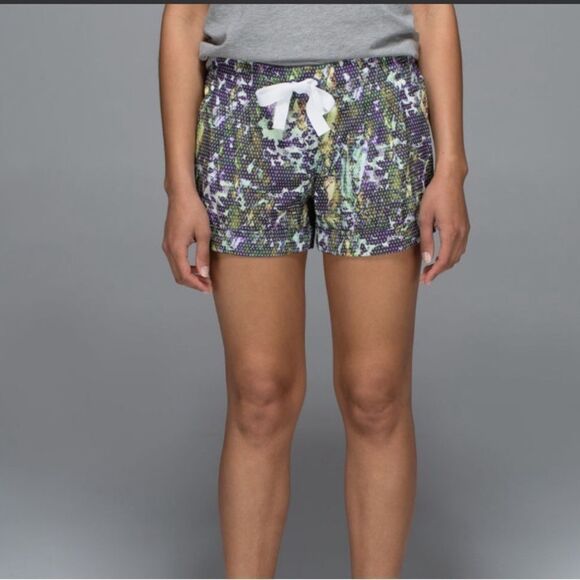 Lululemon Spring Break Away Short Floral Sport White Multi- Size 10 - Picture 3 of 10